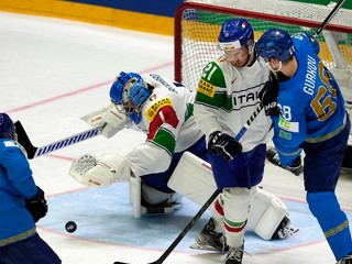 Zápas Kazachstan - Taliansko na MS v hokeji 2022.