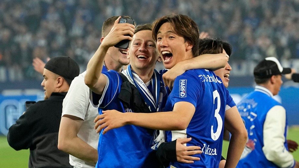 Ko Itakura (vpravo) v drese FC Schalke 04.