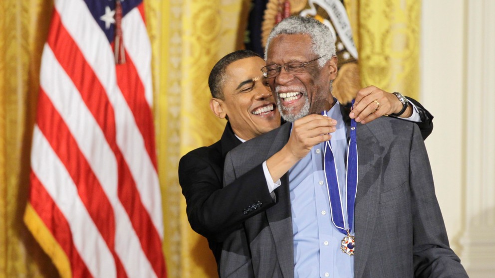Prezident Barack Obama odovzdal v roku 2010 Prezidentskú medailu slobody členovi basketbalovej siene slávy Billovi Russellovi.