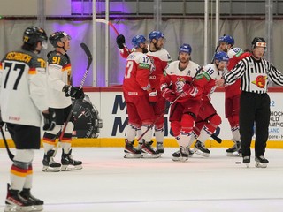 Českí hokejisti sa tešia po strelenom góle v zápase Nemecko - Česko vo štvrťfinále MS v hokeji 2022.