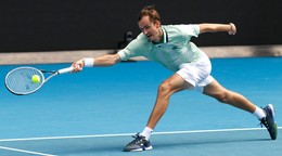 Medvedev to zvládol v troch, Murray postúpil až po piatich setoch