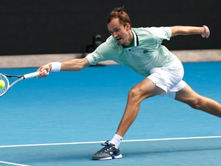 Medvedev to zvládol v troch, Murray postúpil až po piatich setoch