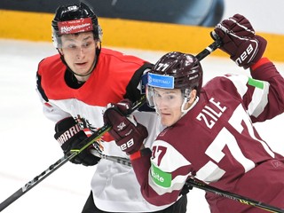 Momentka zo zápasu Rakúsko - Lotyšsko na MS v hokeji 2022.