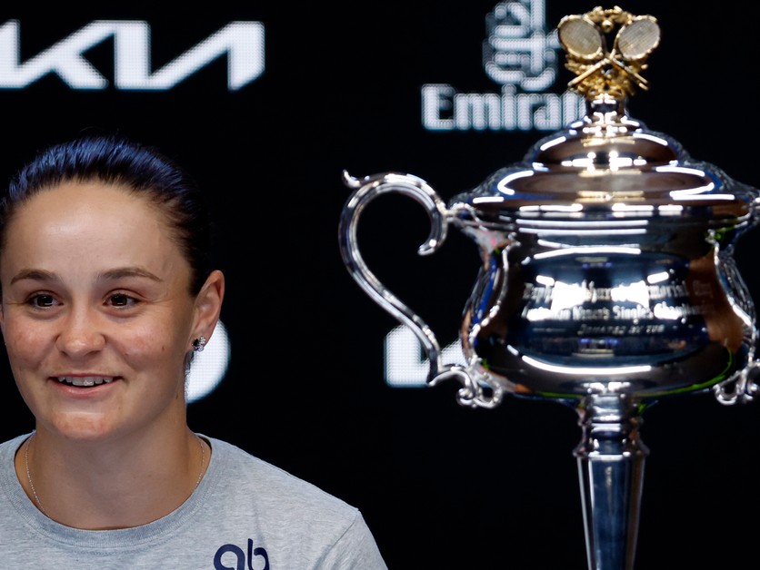 Ashleigh Bartyová s trofejou za Australian Open 2022.