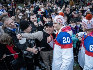 Bronzoví hokejisti sa na Námestí SNP fotia s fanúšikmi.