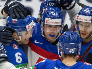Zľava Martin Fehérváry, Šimon Nemec, Samuel Takáč a Miloš Roman v zápase Slovensko - Dánsko na MS v hokeji 2022.