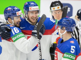 Slovenskí hokejisti sa tešia po strelenom góle v zápase Slovensko - Dánsko na MS v hokeji 2022.