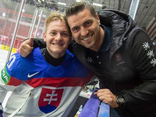 Adam Sýkora s otcom Romanom v Helsinkách po zápase proti Taliansku.