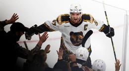 Kapitán Bostonu Bruins Patrice Bergeron sa teší z gólu, ktorý strelil jeho spoluhráč David Pastrňák v predĺžení