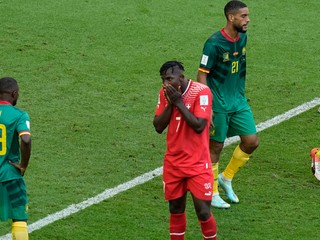 Švajčiar Breel Embolo takto neoslavoval svoj gól v zápase proti rodnému Kamerunu na MS vo futbale 2022.