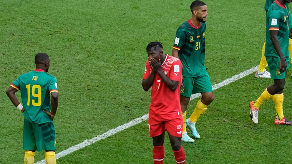 Švajčiar Breel Embolo takto neoslavoval svoj gól v zápase proti rodnému Kamerunu na MS vo futbale 2022.
