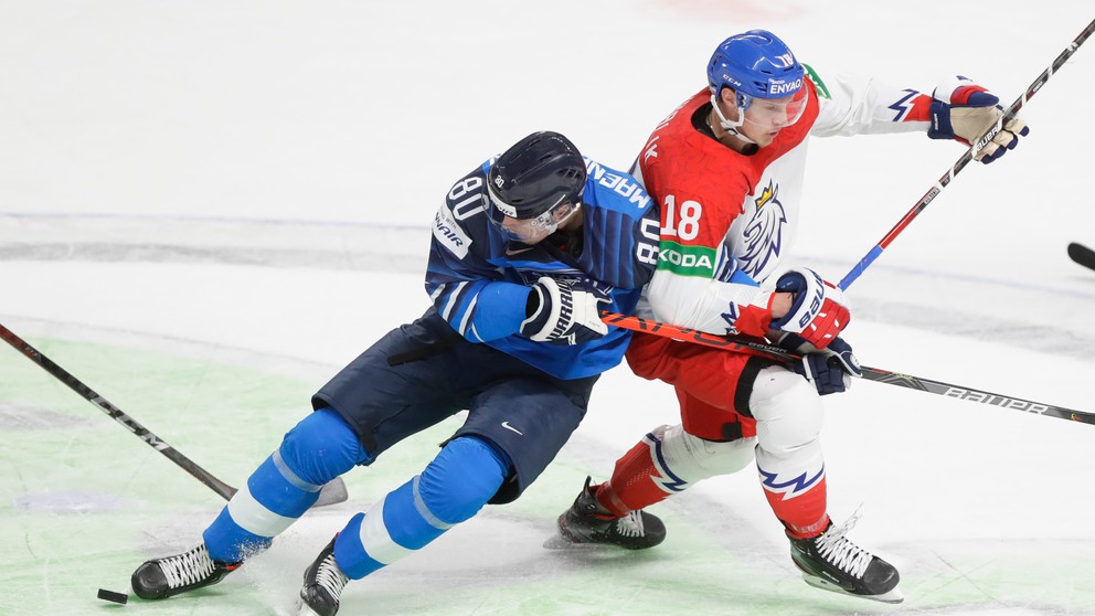 Saku Maenalanen (vľavo) a Dominik Kubalík v zápase Fínsko - Česko na MS v hokeji 2021.