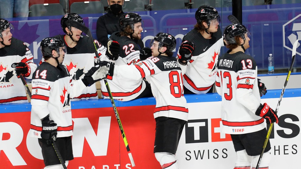 Radosť Kanaďanov po strelenom góle v zápase Kanada - USA v semifinále MS v hokeji 2021.