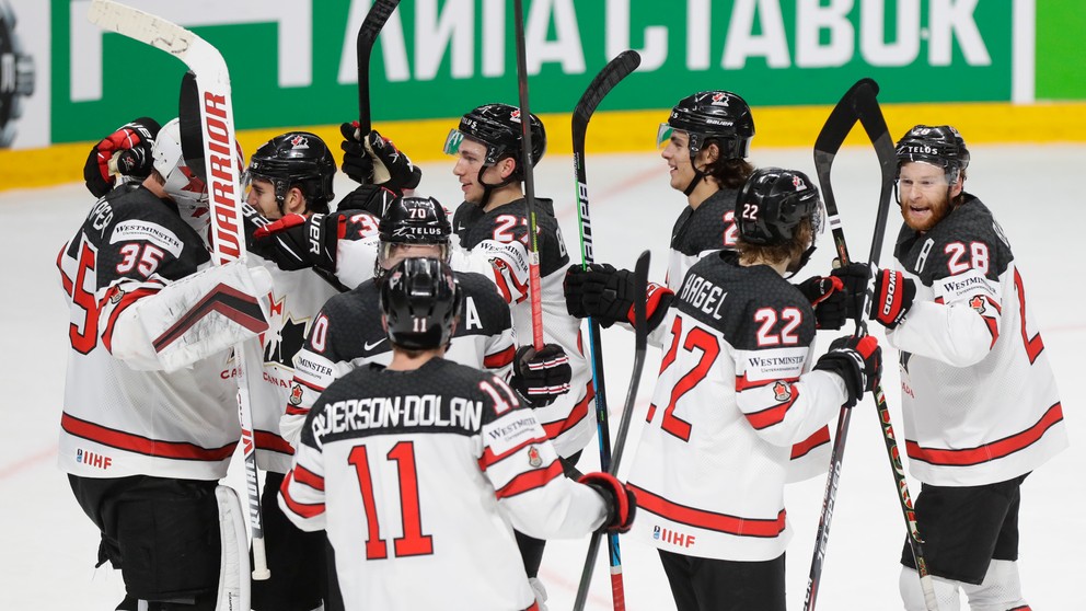 Radosť hokejistov Kanady z postupu do finále MS v hokeji 2021.