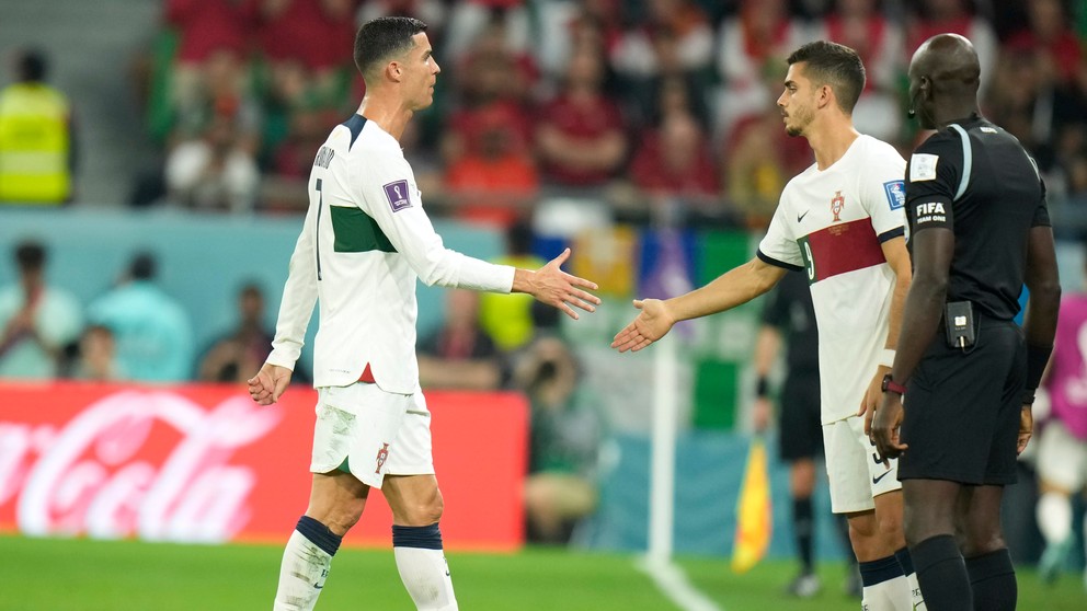 Cristiano Ronaldo pri striedaní v zápase Južná Kórea - Portugalsko na MS vo futbale 2022.