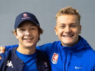 Na snímke hokejisti Adam Sýkora (vpravo) a Oleksij Myklucha. 