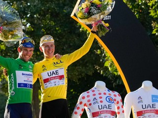 Držitelia dresov na Tour de France 2021. Mark Cavendish má zelený, Tadej Pogačar ostatné.