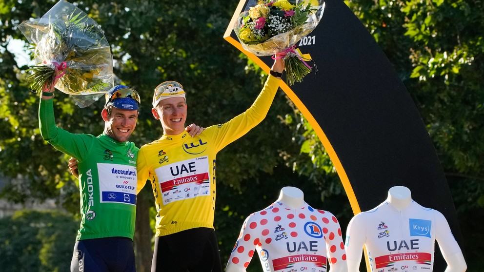 Držitelia dresov na Tour de France 2021. Mark Cavendish má zelený, Tadej Pogačar ostatné.