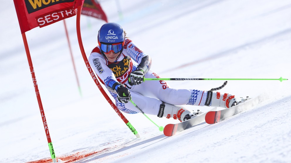 Petra Vlhová počas paralelného obrovského slalomu v Sestriere.