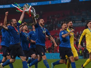 Hráči Talianska s trofejou pre víťaza finále ME vo futbale (EURO 2020 / 2021).