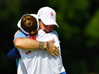 Golfista Rory Sabbatini s caddym - manželkou Martinou - na OH Tokio.