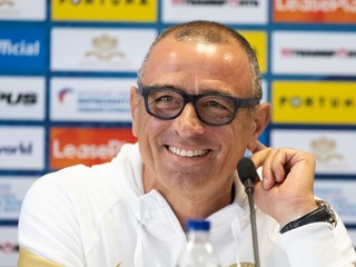 Tréner Francesco Calzona.