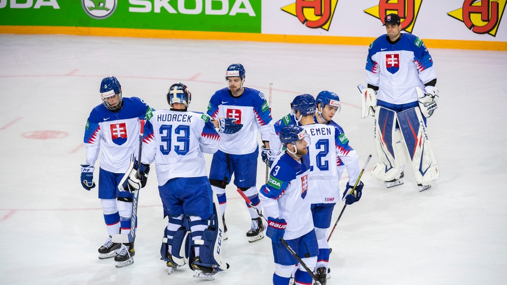 Slovenskí hokejisti po zápase Slovensko - Švajčiarsko na MS v hokeji 2021.