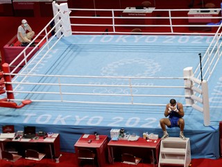 Mourad Aliev na protest odmietol opustiť olympijský ring.