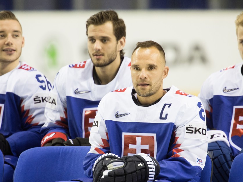 Andrej Sekera (vpredu) ako kapitán Slovenska na domácich MS v hokeji.