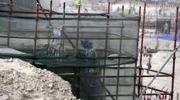 Robotníci počas výstavby štadiónov na MS vo futbale 2022 v Katare.