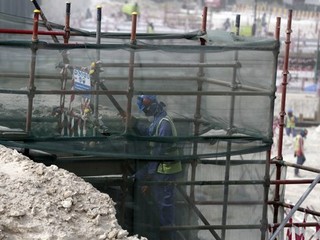 Robotníci počas výstavby štadiónov na MS vo futbale 2022 v Katare.