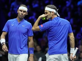 Roger Federer a Rafael Nadal počas Federerovho posledného zápasu kariéry na Laver Cupe.