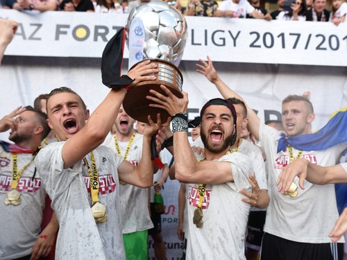 FORTUNA LIGA - V Trnave odštartovali majstrovské oslavy, hráči absolvovali jazdu otvoreným autobusom