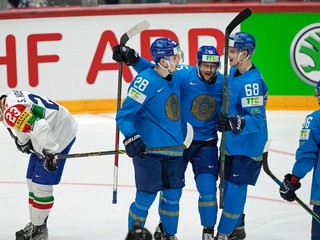 Radosť hokejistov Kazachstanu na MS v hokeji 2022 v súboji s Talianskom.