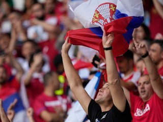 Srbskí futbaloví fanúšikovia, ilustračná fotografia.