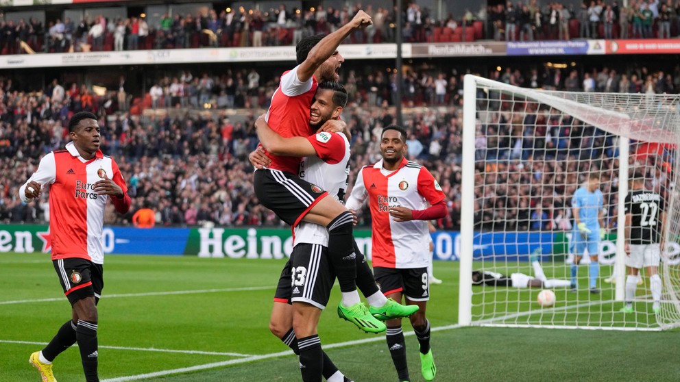 Dávid Hancko oslavuje gól so spoluhráčmi z Feyenoordu Rotterdam.