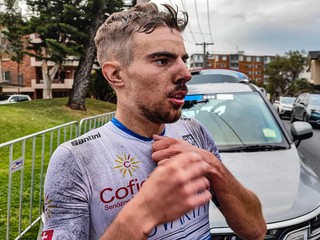 Slovenský cyklista Martin Svrček po pretekoch do 23 rokov na MS 2022. 