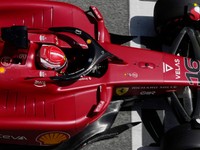 Ferrari skúša nové technické vylepšenia, Leclerc bol na tréningu najrýchlejší 