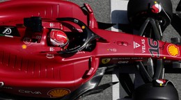 Ferrari skúša nové technické vylepšenia, Leclerc bol na tréningu najrýchlejší 