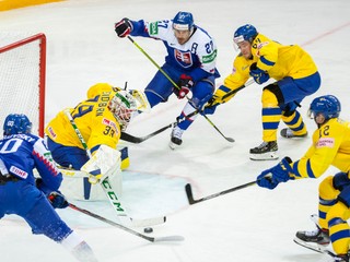Juraj Slafkovský (vľavo) a Marek Hrivík v zápase Slovensko - Švédsko na MS v hokeji 2021.