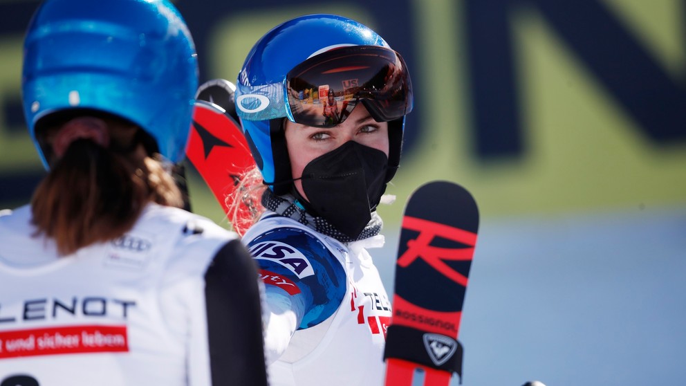 Mikaela Shiffrinová sa díva na Petru Vlhovú po obrovskom slalome.