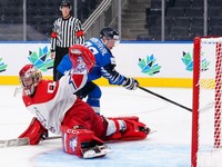 Kasper Simontaival strieľa rozhodujúci gól v zápase Fínsko - Česko na MS v hokeji do 20 rokov 2022.