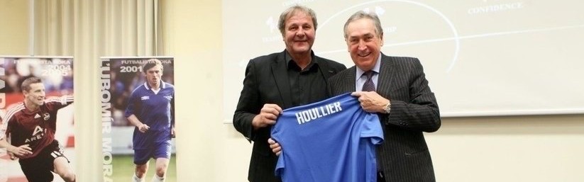 KONFERENCIA TRÉNEROV SFZ: ŠESTNÁSŤ HODÍN NABITÝCH FUTBALOM