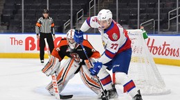 Jakub Demek (v strede) v drese Edmonton Oil King v juniorskej WHL.