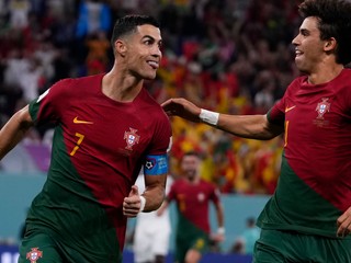 Portugalčania Cristiano Ronaldo a Joao Felix oslavujú gól do siete Ghany.