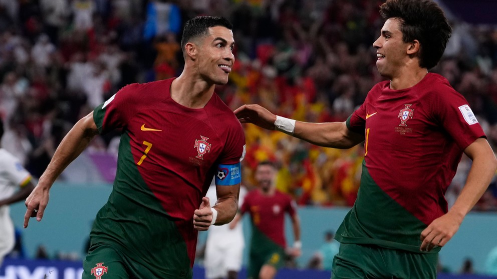 Portugalčania Cristiano Ronaldo a Joao Felix oslavujú gól do siete Ghany.