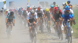 Cyklisti počas 5. etapy na Tour de France 2022.