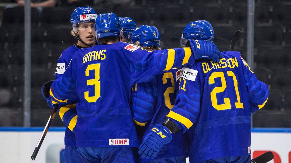 Hokejisti Švédska sa tešia z gólu na MS hráčov do 20 rokov. 