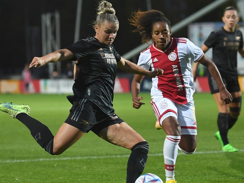 Momentka zo zápasu Ligy majstrov žien medzi Ajaxom a Arsenalom. 