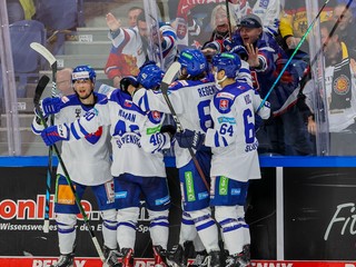 Slovenskí hokejisti sa tešia po strelenom góle v zápase Nemeckého pohára 2021 Slovensko - Nemecko.